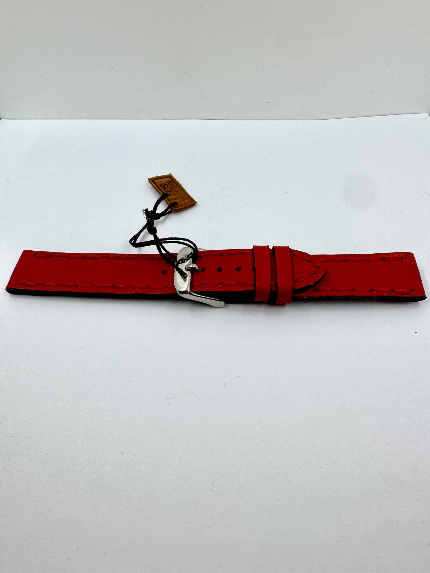 Vista laterale da steso Cinturino Artigianale in Pelle Rossa con Cuciture Tono su Tono – 18mm