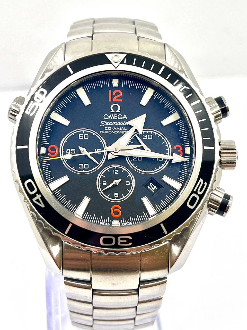 Omega Seamaster Planet Ocean 600M Chronograph 45.5 mm — Vista frontale con bracciale in acciaio