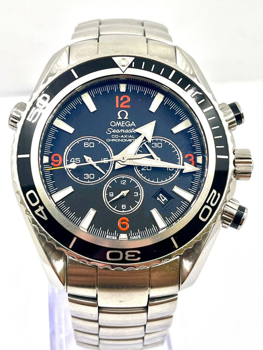 Omega Seamaster Planet Ocean 600M Chronograph 45.5 mm — Vista frontale con bracciale in acciaio