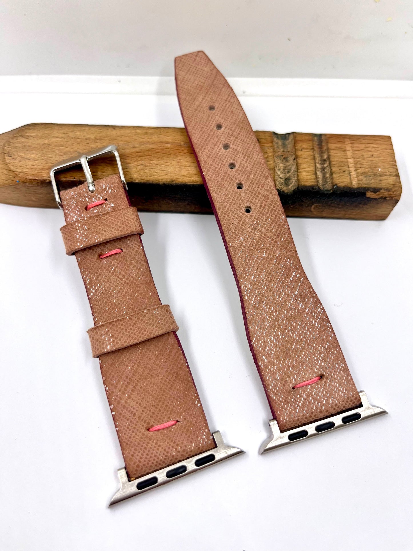 Cinturino Artigianale ESSENTIAL 22/18 mm — Segmenti con attacchi metallici tipo Apple Watch e cuciture rosa a mano