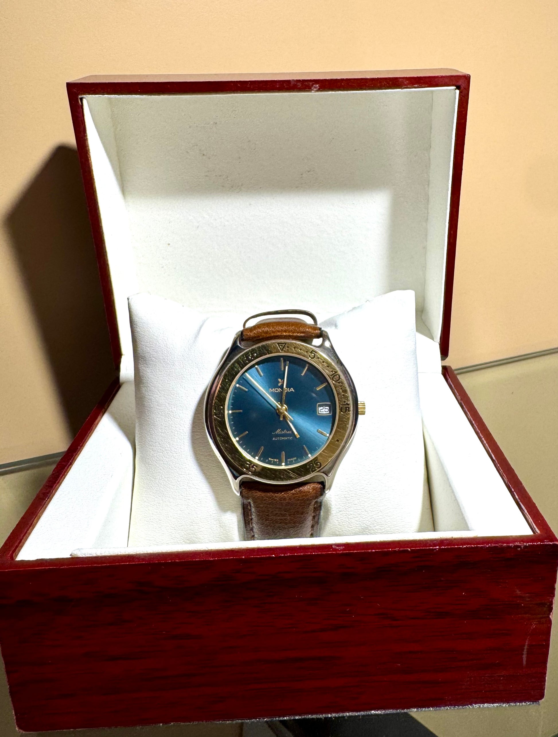 dettaglio orologio Mondia Mistral 91277 Automatic nel cofanetto LeosWatches