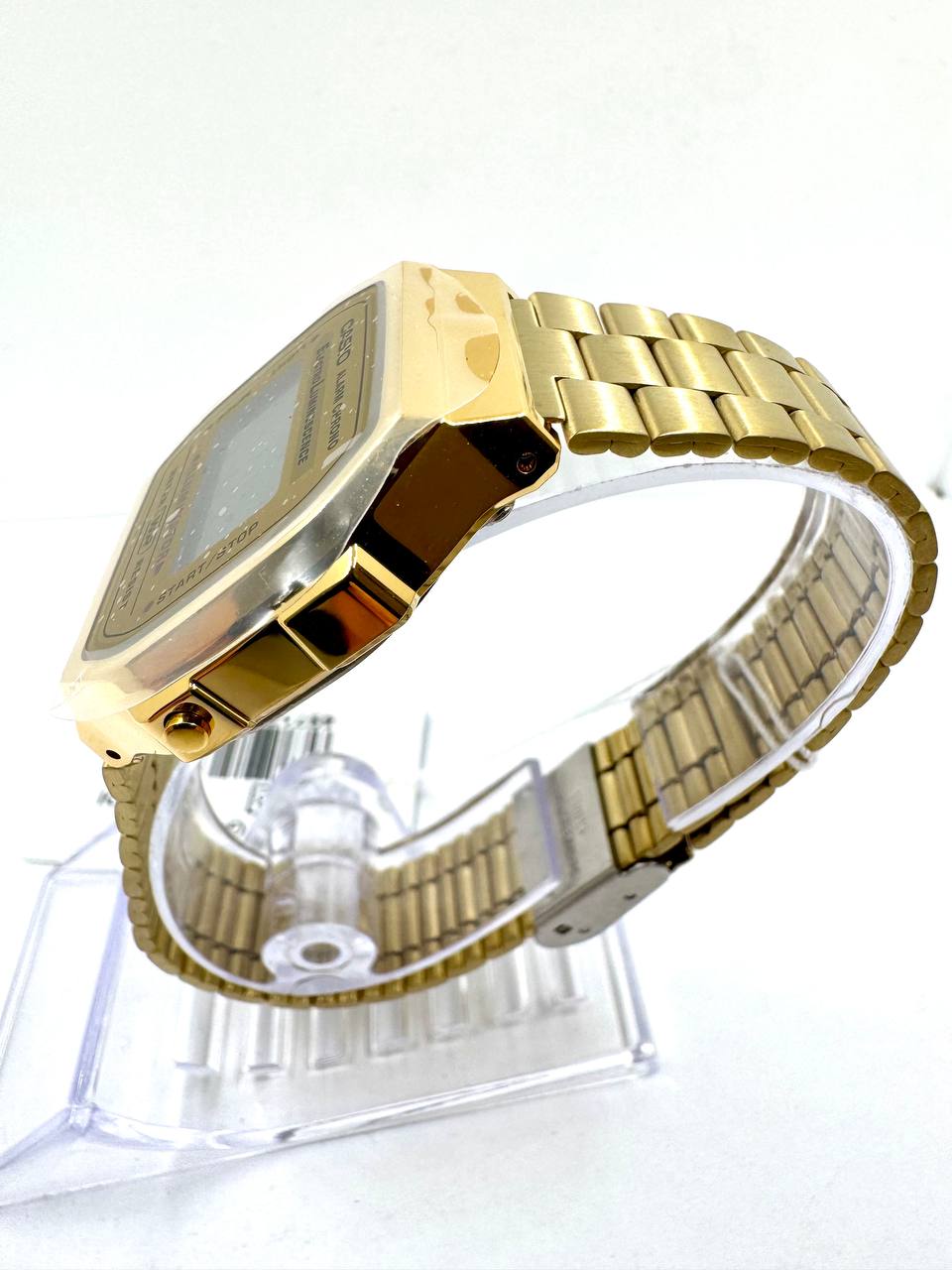 Casio A168WG-9 Vintage Gold — Vista laterale destra con pulsanti e profilo cassa dorata