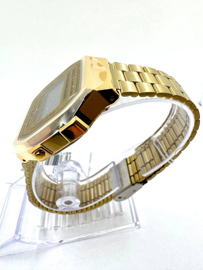 Casio A168WG-9 Vintage Gold — Vista laterale destra con pulsanti e profilo cassa dorata
