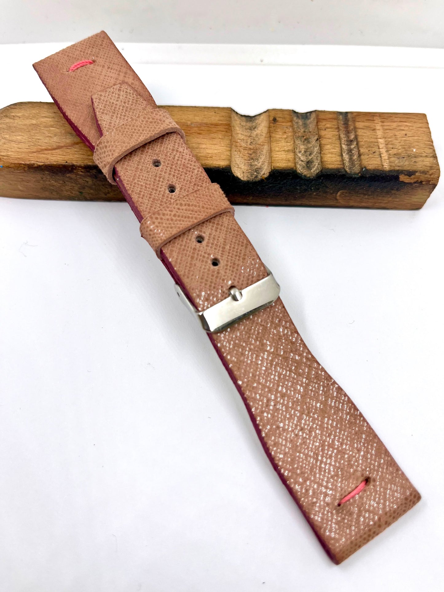 Cinturino Artigianale ESSENTIAL 22/18 mm — Vista frontale con fibbia argentata, fori di regolazione e superficie in pelle rosa