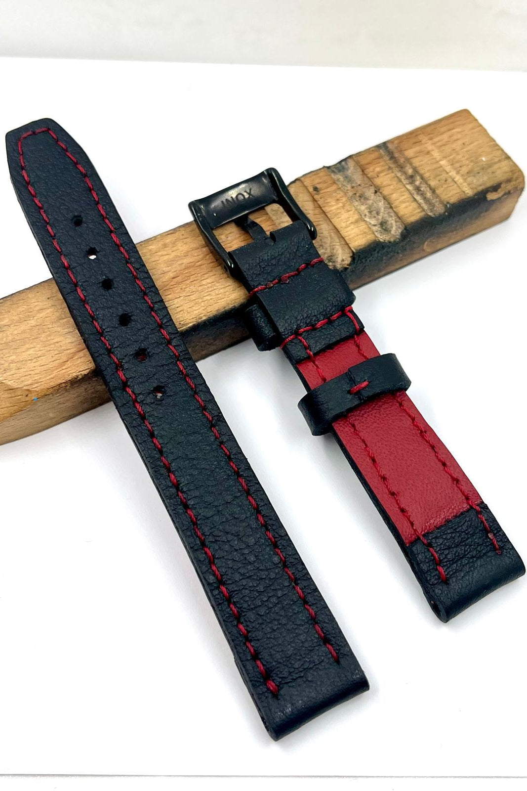Cinturino Artigianale CLASSIC 18mm — Pelle Nera con Cuciture Rosse e Fibbia Nera