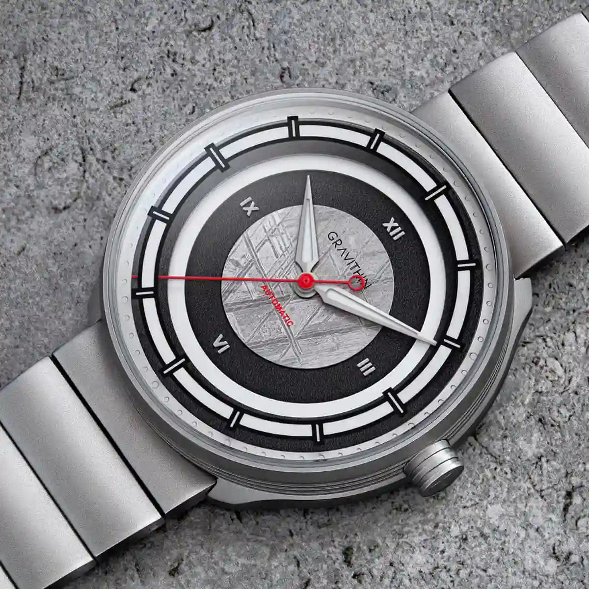 Gravithin Focuscope Silver Cosmo — Vista frontale con bracciale in acciaio
