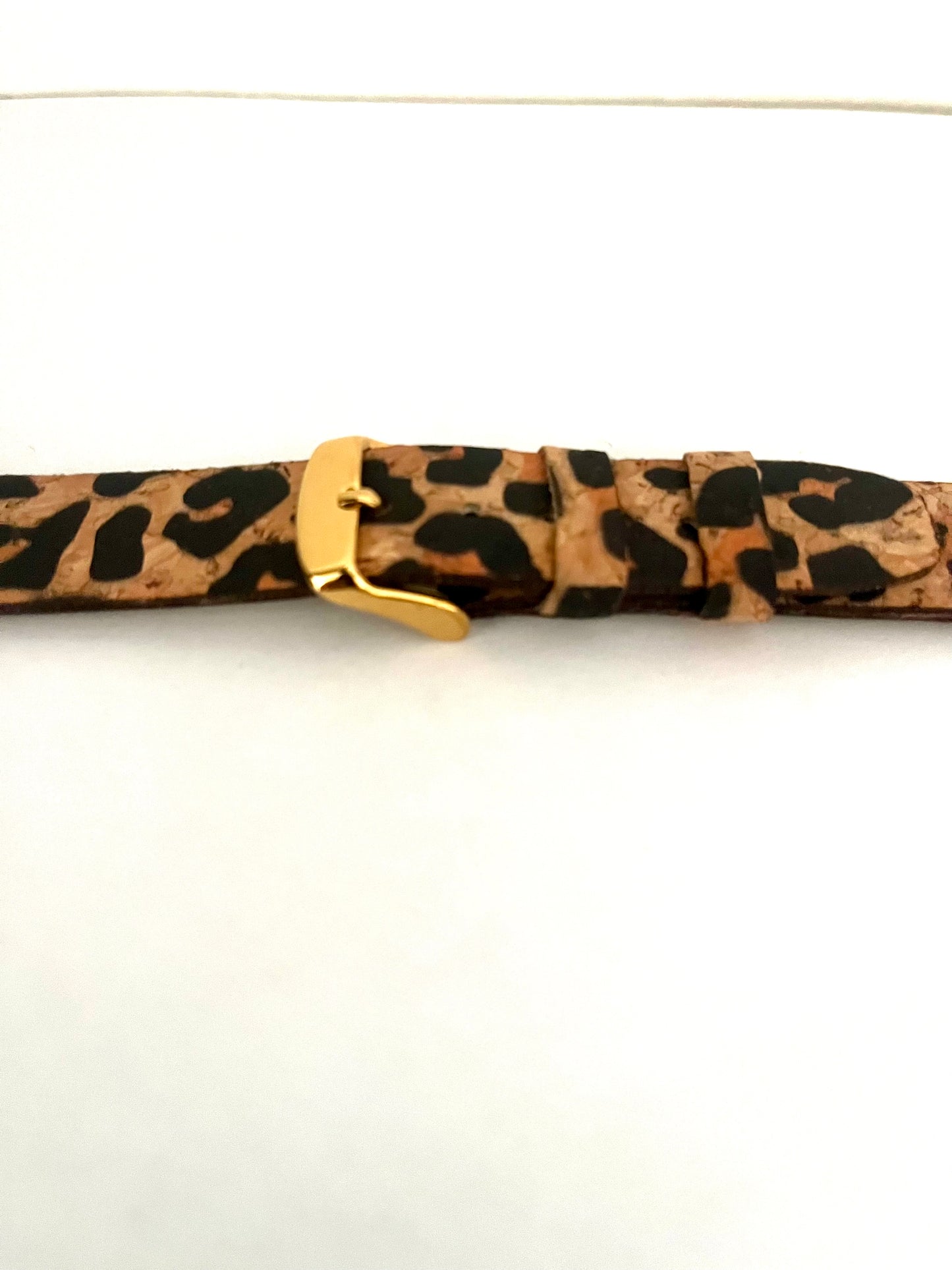 dettaglio chiusura fibbia Cinturino artigianale ESSENTIAL in Sughero Leopardato