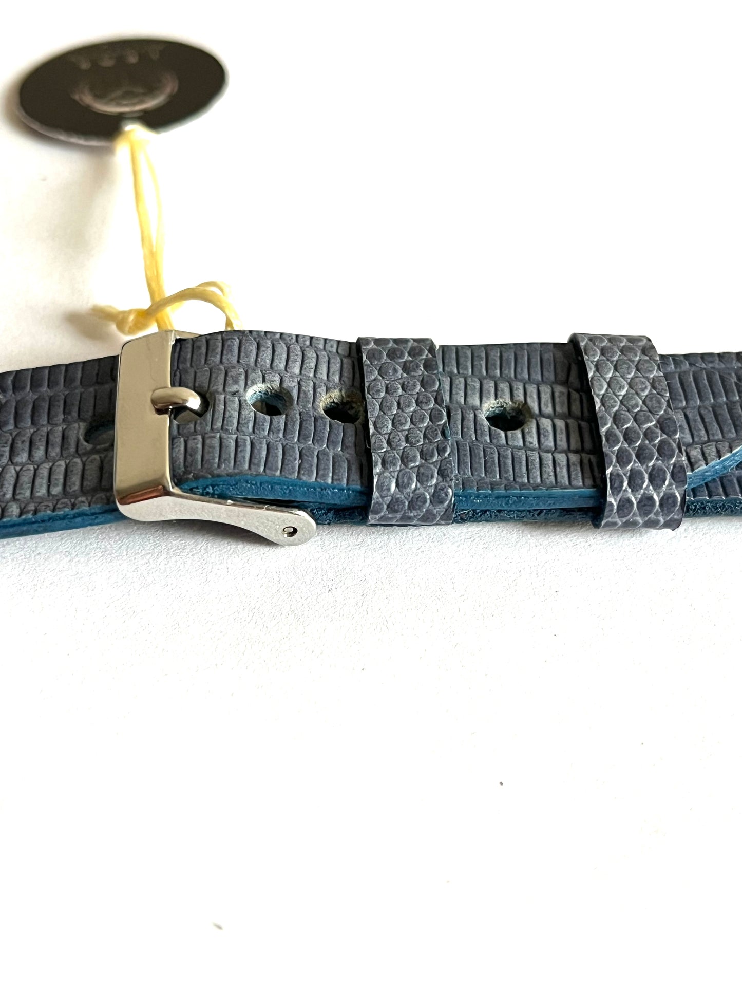 dettaglio chiusura Cinturino ESSENTIAL Nero Effetto Rettile Lucido