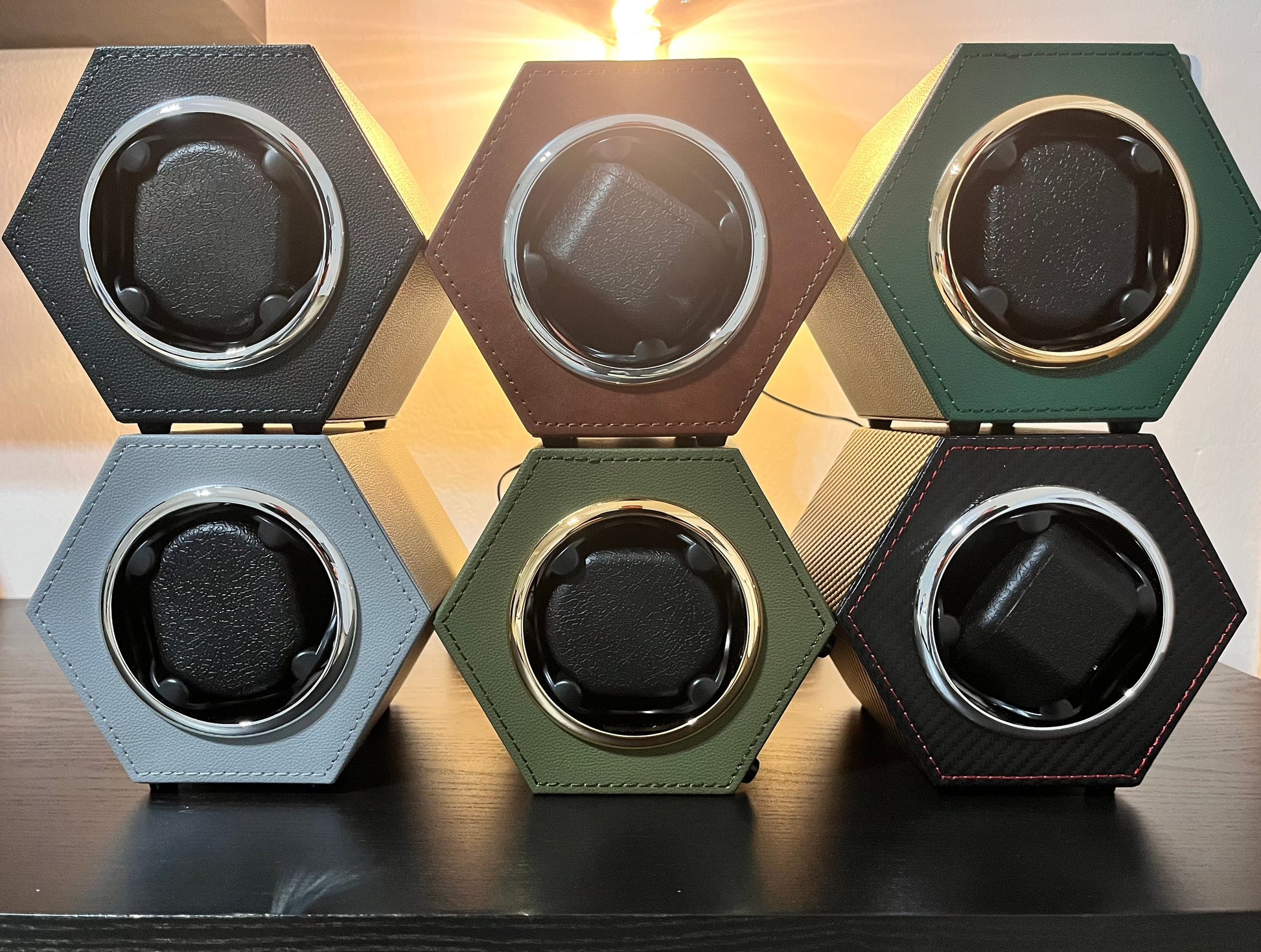 vista dei Watch Winder Mini Esagonali in una composizione da 6 pezzi multicolor