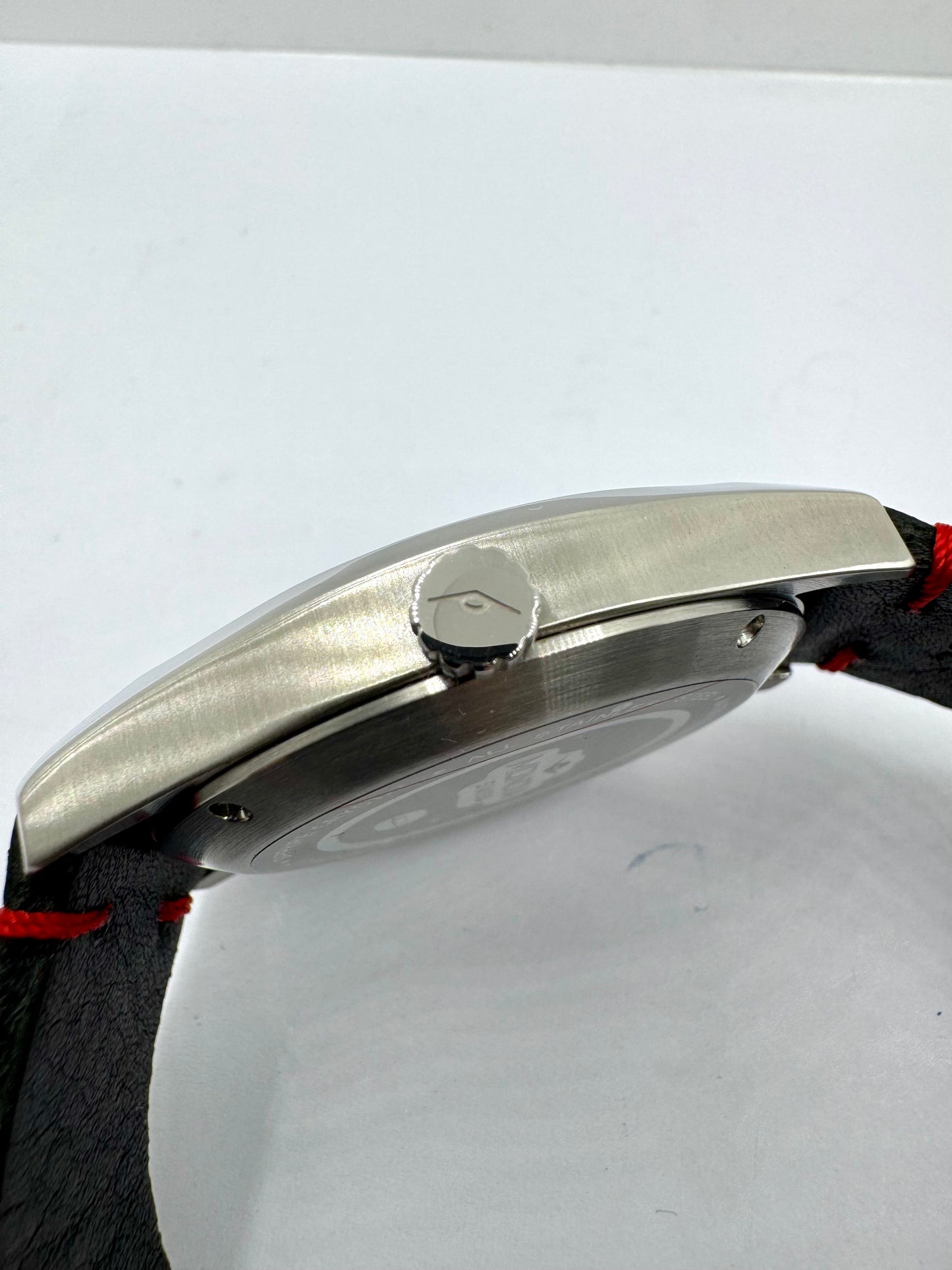 dettaglio corona logata orologio Mondia Swiss 0220 Automatic