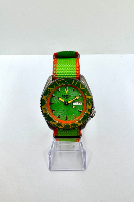 vista frontale orologio Seiko 5 Sports Street Fighter V Limited Edition – Blanka SRPF23