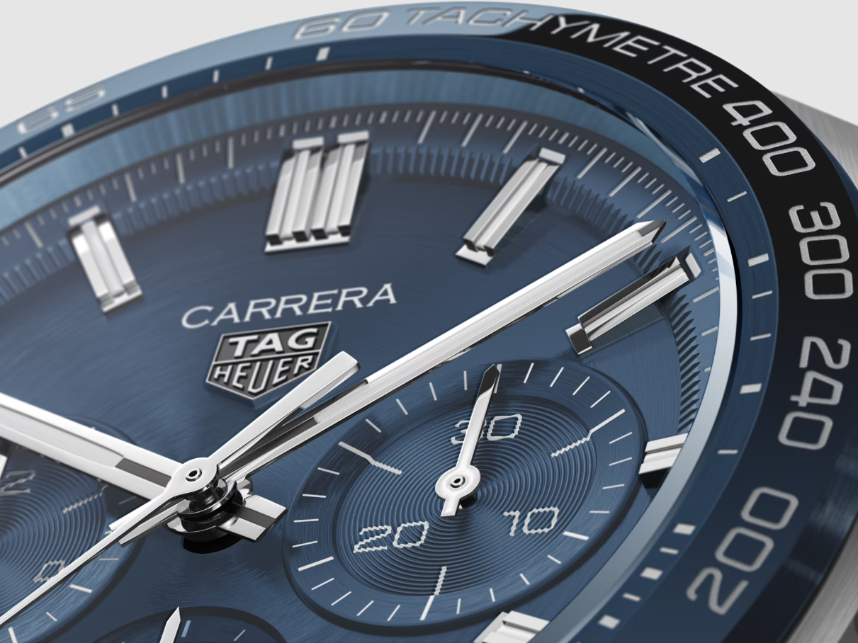 dettaglio logo su quadrante blu TAG Heuer Carrera Calibre Heuer 02