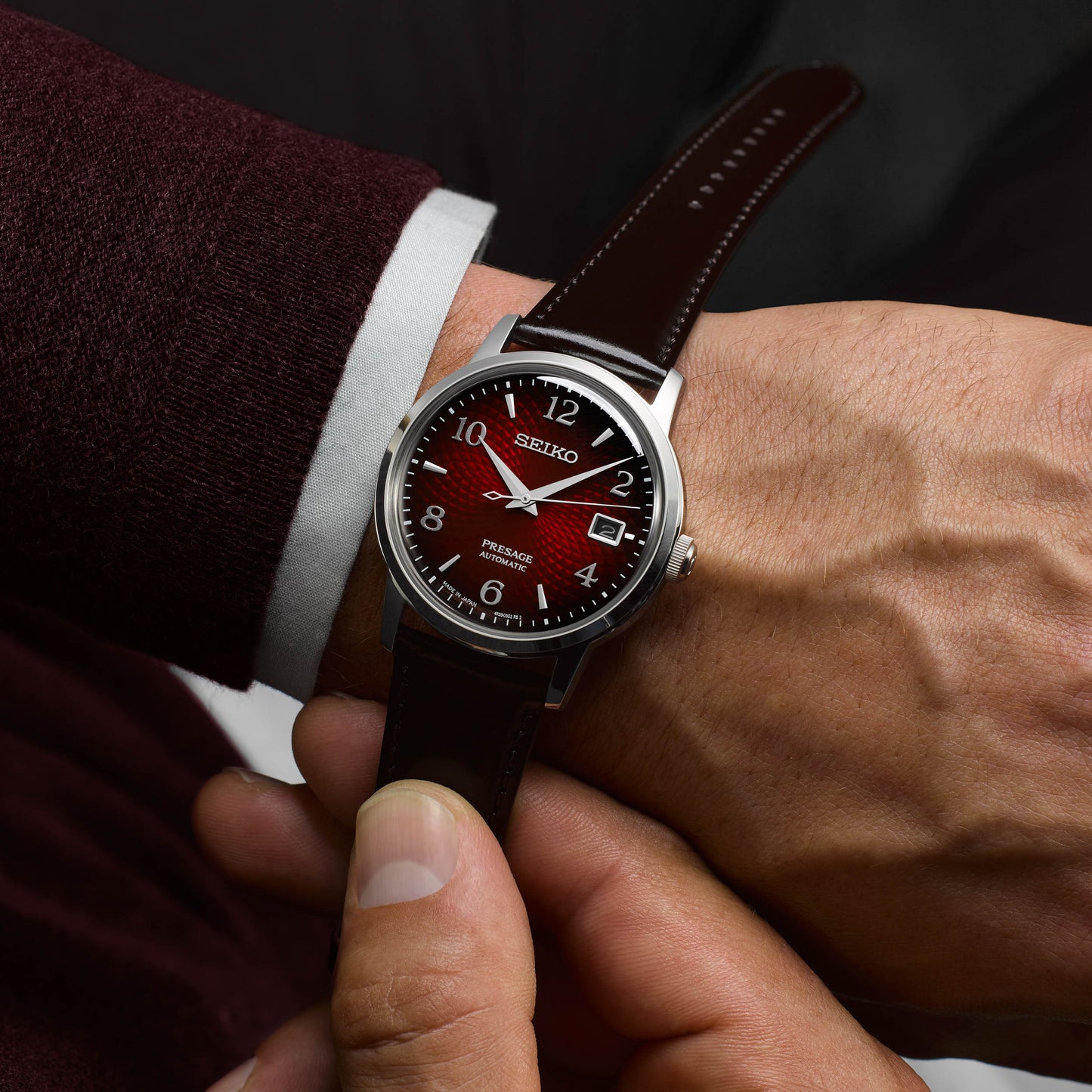 SEIKO Presage Automatic Cocktail Collection al polso di un modello vestito con toni caldi di rosso