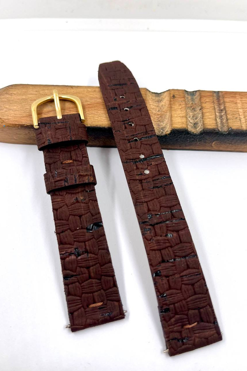 Cinturino artigianale in sughero stile rattan — vista frontale fibbia oro