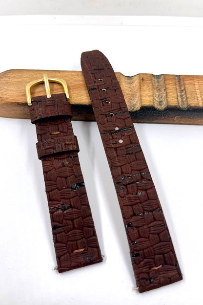 Cinturino artigianale in sughero stile rattan — vista frontale fibbia oro