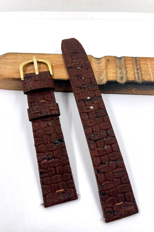 Cinturino artigianale in sughero stile rattan — vista frontale fibbia oro