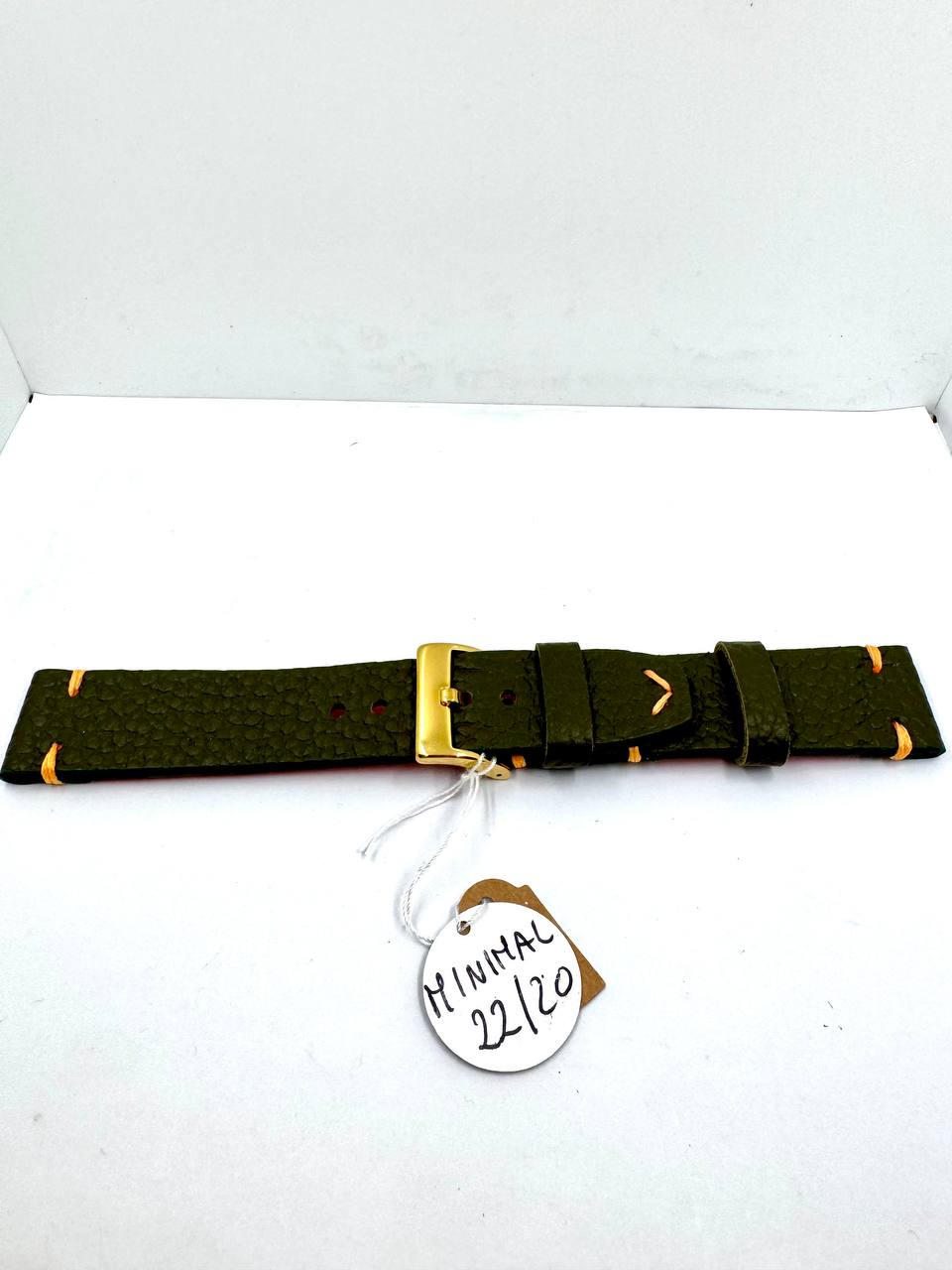 Cinturino Minimal 22mm Verde Militare — Vista piatta indossato con cartellino misura 22/20