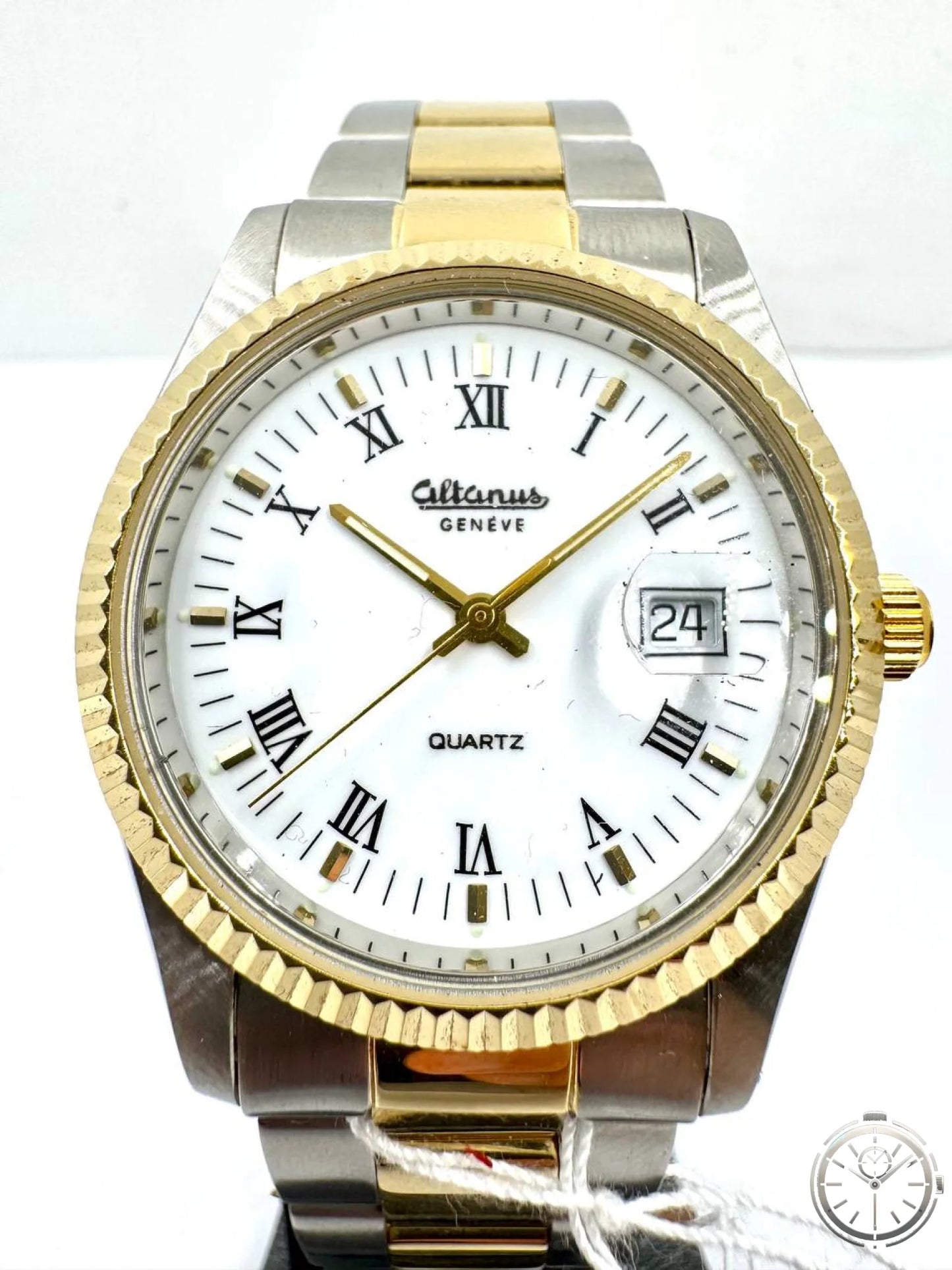 Altanus Genève 7616 Quartz Bicolor — Dettaglio quadrante bianco numeri romani indici dorati data alle 3 lunetta fluted dorata