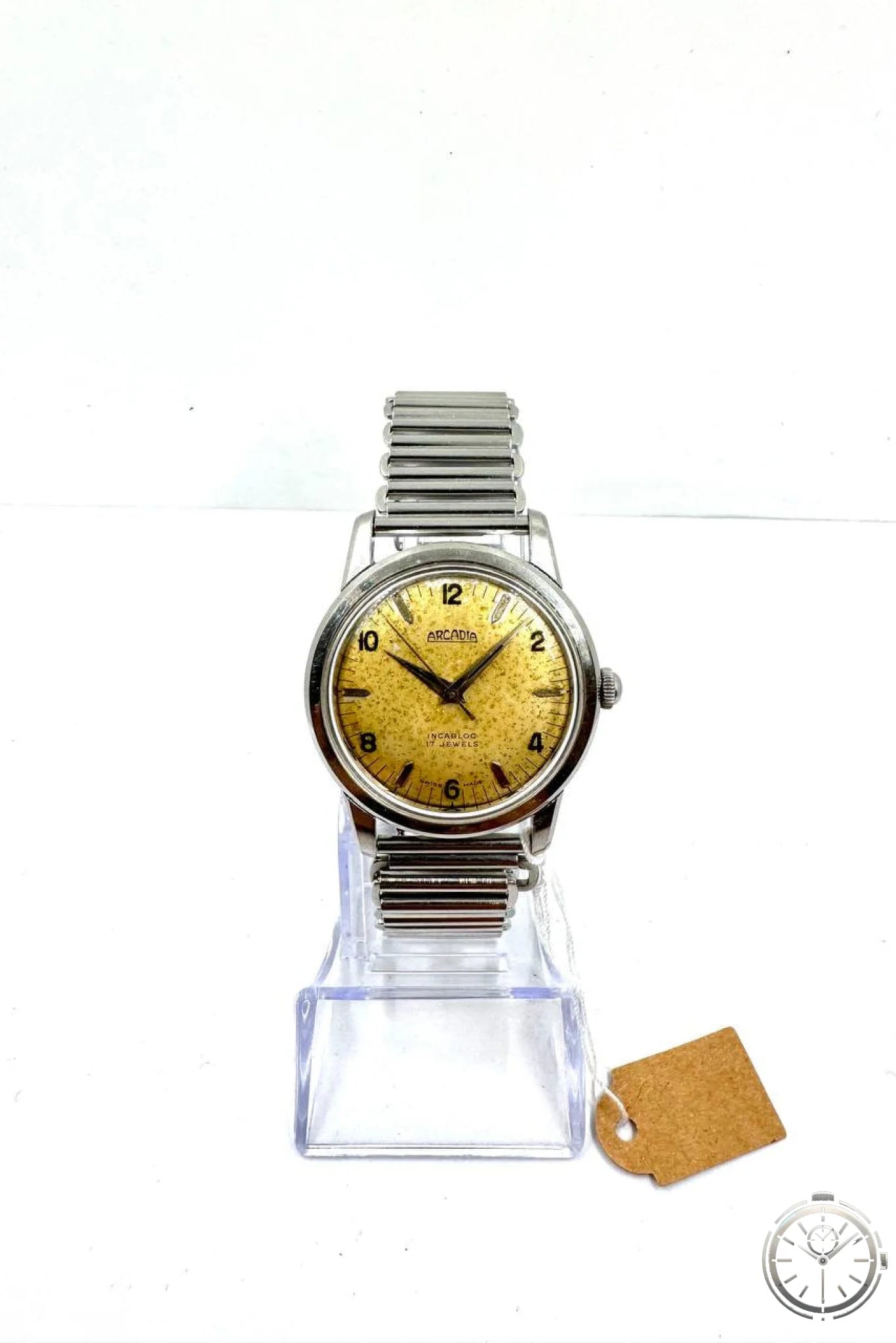 Arcadia Vintage Swiss Made — Vista frontale su espositore con tag LeosWatches