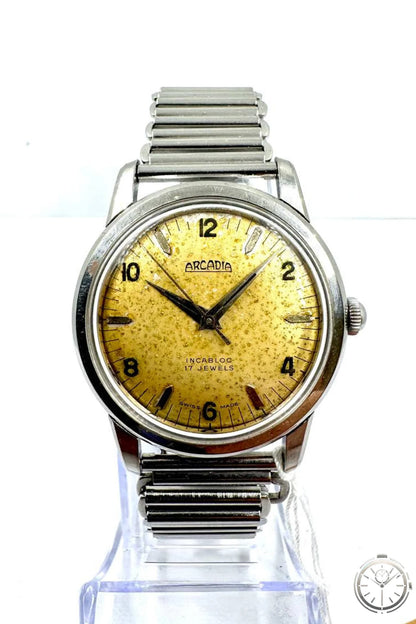 Arcadia Vintage Swiss Made — Vista frontale quadrante ambra con patina tropicale e bracciale espansione