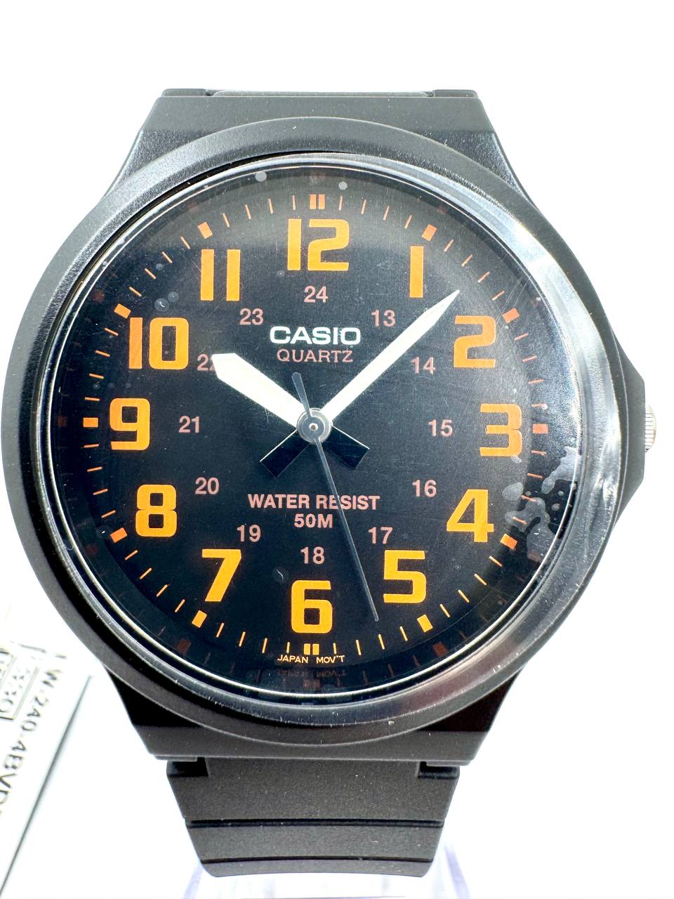 Casio MW-240-4BV — Dettaglio quadrante nero numeri arabi arancioni scala 24 ore data alle 3