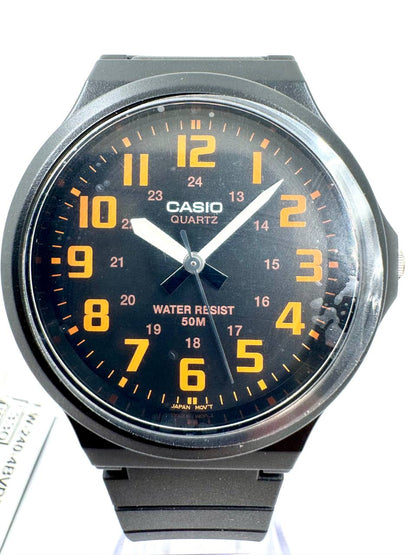 Casio MW-240-4BV — Dettaglio quadrante nero numeri arabi arancioni scala 24 ore data alle 3