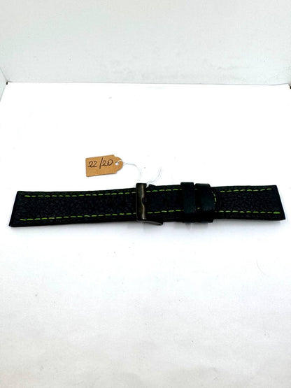Cinturino Classic 22mm Pelle Nera Cuciture Verdi — Vista piatta con cartellino misura 22/20