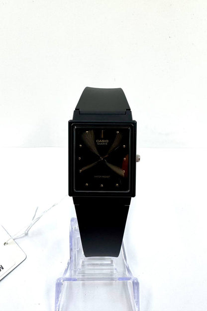 Casio MQ-38 — Vista posteriore con cinturino in gomma