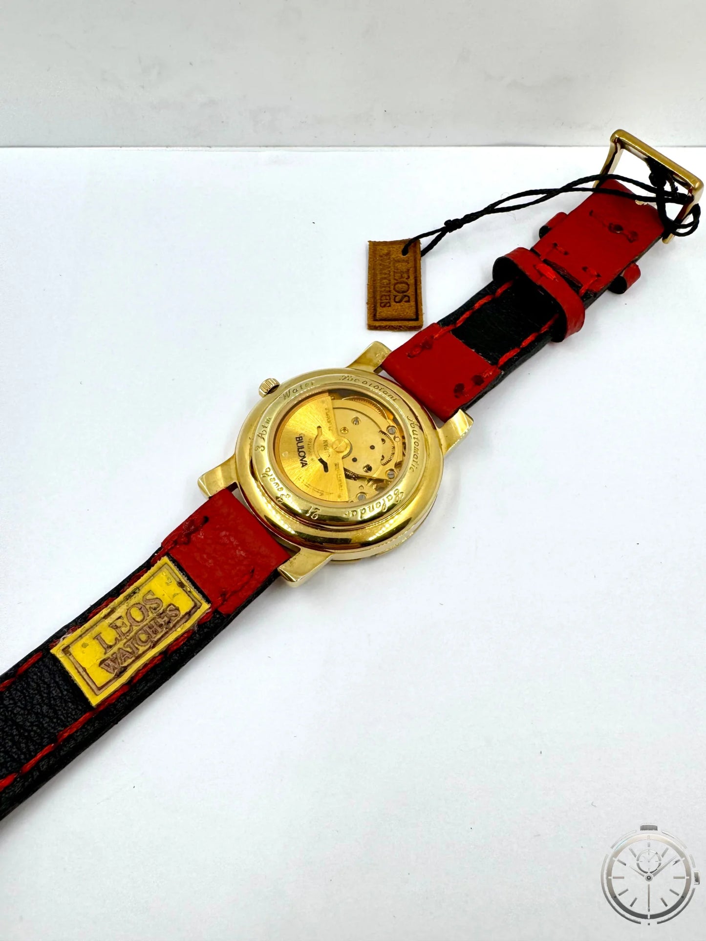 vista da steso con cinturino aperto orologio Bulova Calendar Automatic con cassa da 38 mm