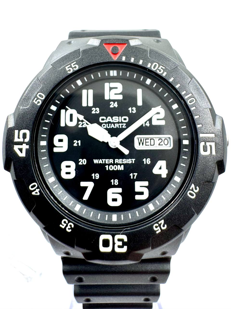 Casio MRW-200H — Vista frontale con lunetta girevole