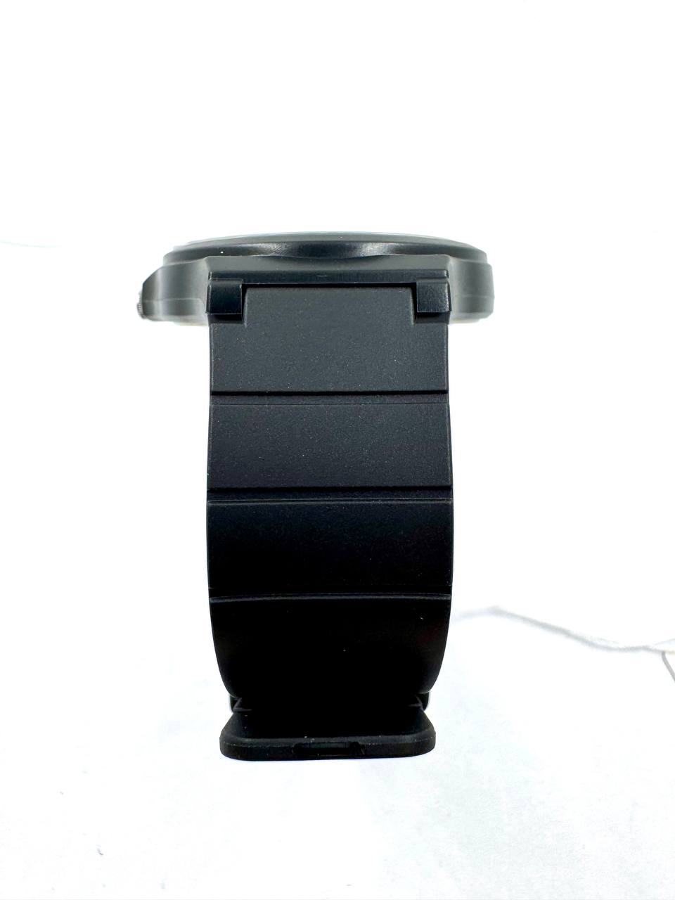 Casio MW-240-4BV — Vista posteriore fondello in acciaio con cinturino resina e fibbia