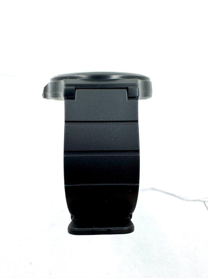 Casio MW-240-4BV — Vista posteriore fondello in acciaio con cinturino resina e fibbia