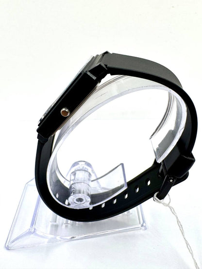 Casio MQ-38 — Cinturino in gomma nera, vista laterale
