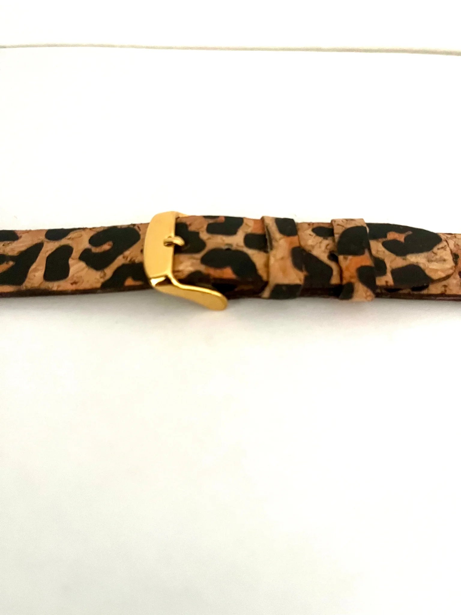 dettaglio chiusura fibbia Cinturino artigianale ESSENTIAL in Sughero Leopardato