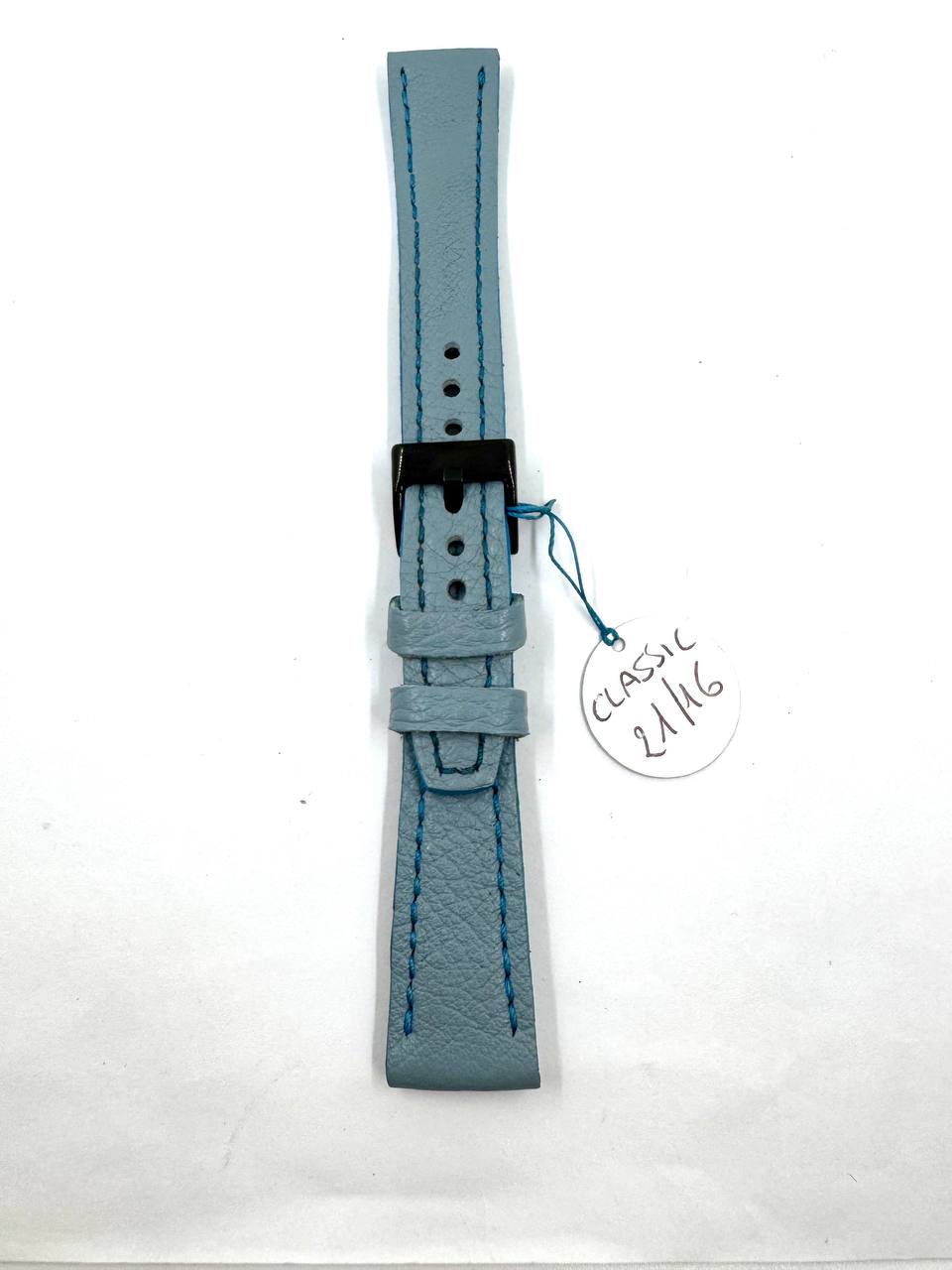 Cinturino Artigianale Classic 21mm — Pelle Celeste con Interno Nero e Fibbia Nera PVD — Vista completa con tag LeosWatches