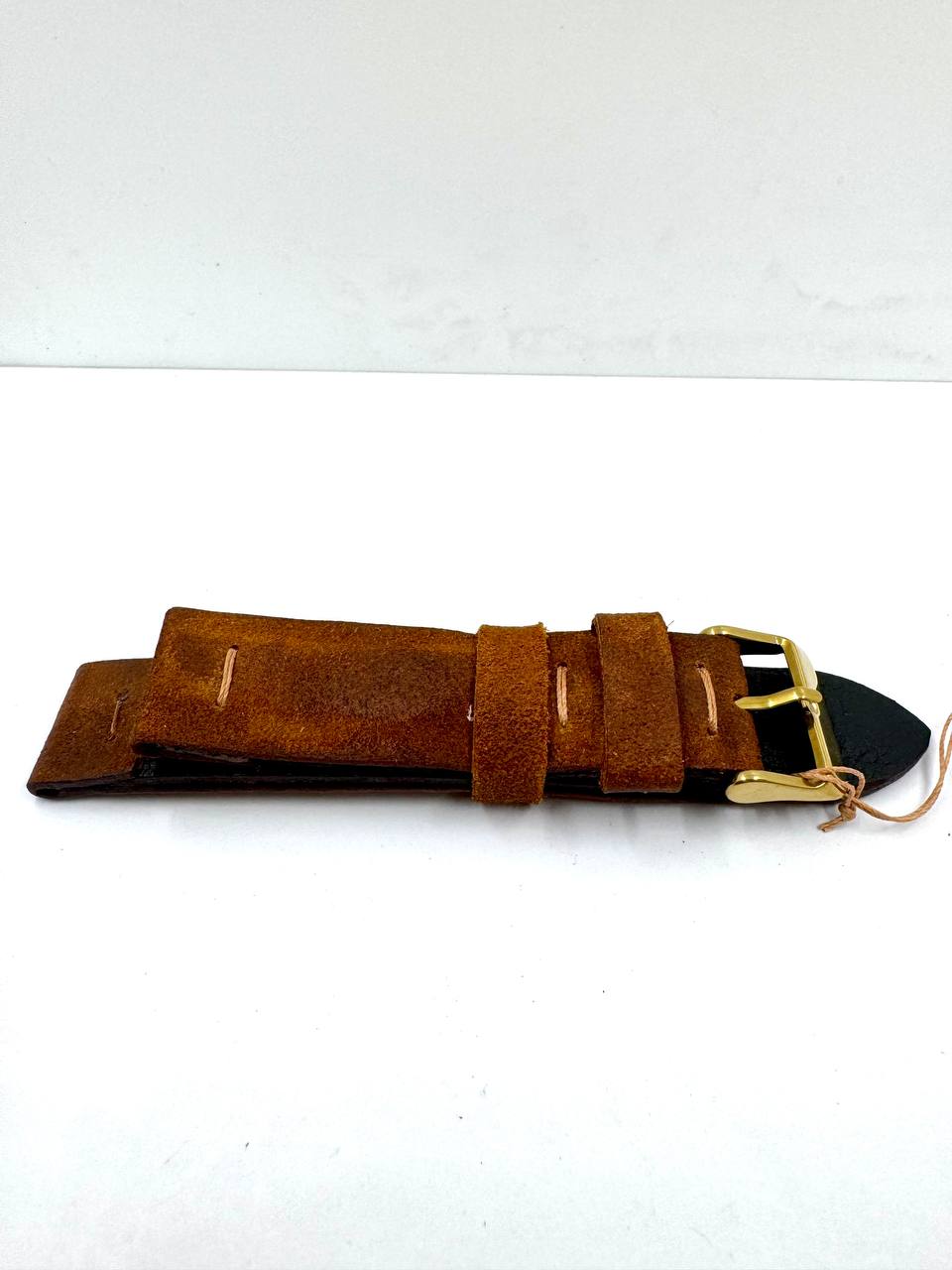 Cinturino Artigianale Essential 20mm — Vera Pelle Scamosciata Cognac con Interno Nero e Fibbia Ottone — Vista laterale spessore con fibbia ottone e passanti scamosciati