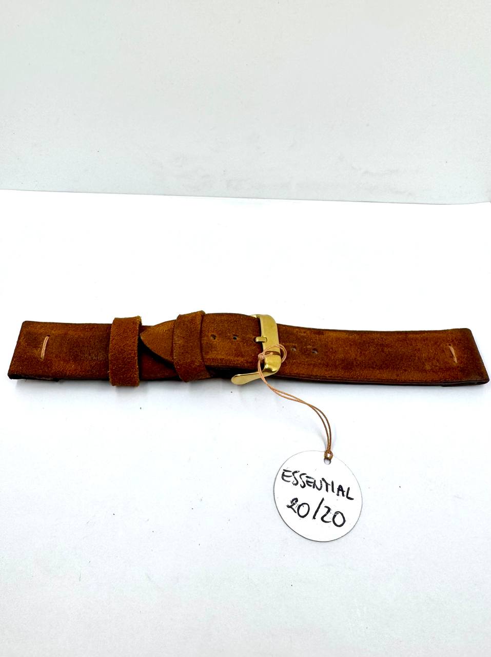 Cinturino Artigianale Essential 20mm — Vera Pelle Scamosciata Cognac con Interno Nero e Fibbia Ottone — Vista completa arrotolato con tag LeosWatches Essential 20/20