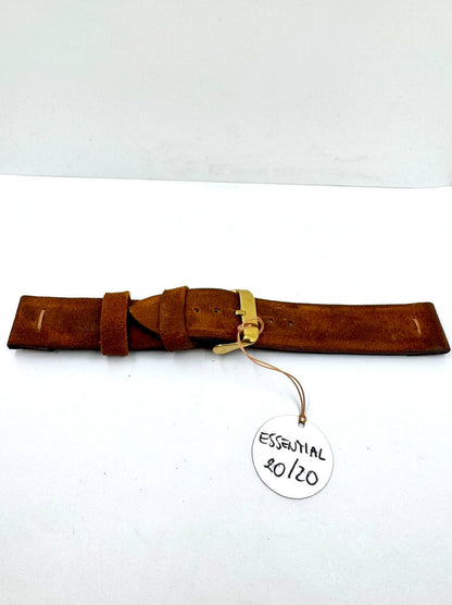 Cinturino Artigianale Essential 20mm — Vera Pelle Scamosciata Cognac con Interno Nero e Fibbia Ottone — Vista completa arrotolato con tag LeosWatches Essential 20/20