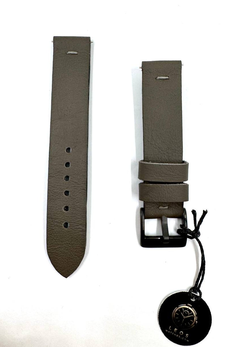 Cinturino Artigianale Essential 18mm — Vera Pelle Verde Militare con Interno Nero e Fibbia Nera PVD — Vista frontale esterno verde militare con fibbia nera PVD
