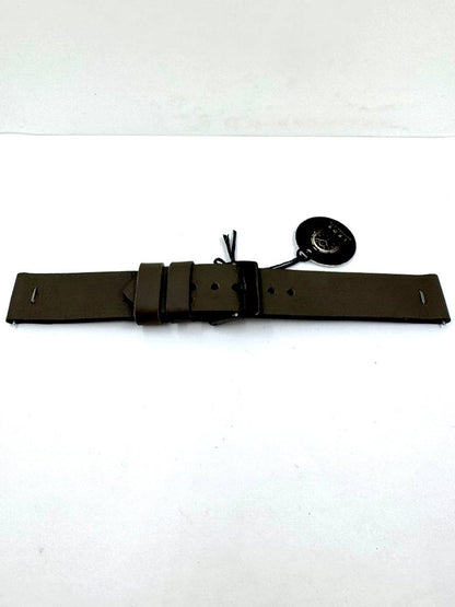 Cinturino Artigianale Essential 18mm — Vera Pelle Verde Militare con Interno Nero e Fibbia Nera PVD — Vista completa disteso con fibbia nera PVD squadrata