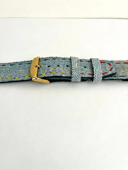 dettaglio chiusura e fibbia Cinturino SPORT in Jeans Chiaro Cuciture Arcobaleno – Edizione PRIDE