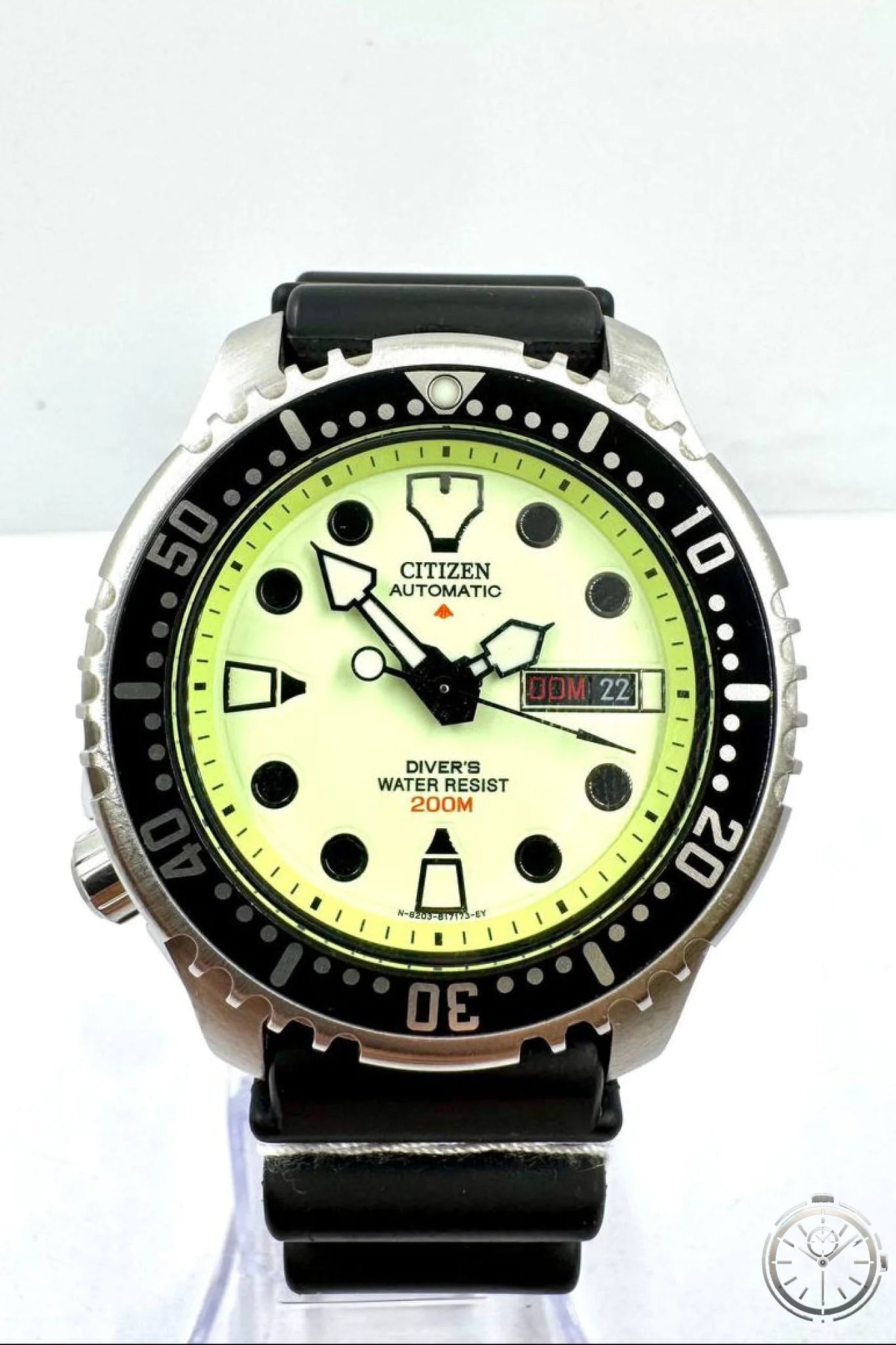 Citizen Promaster NY0040-09W — Vista frontale quadrante lume con lunetta nera