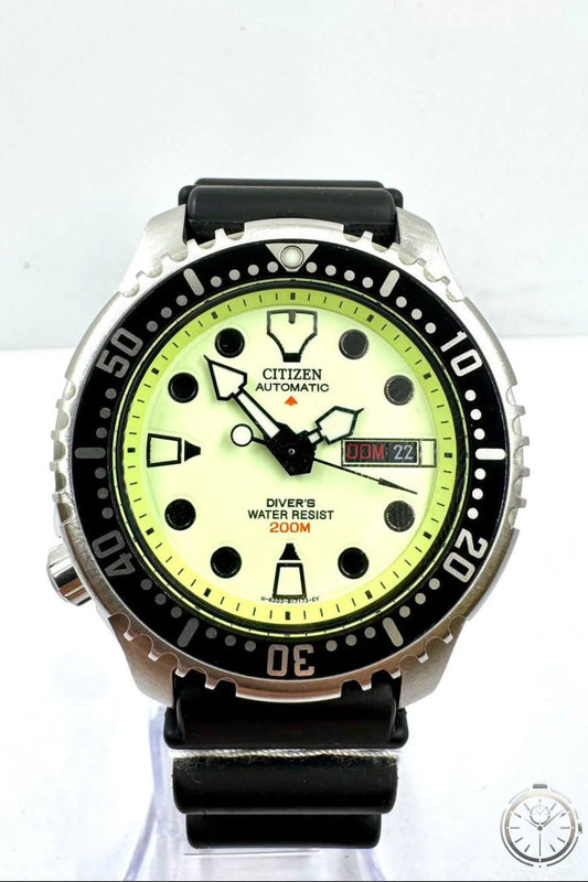 Citizen Promaster NY0040-09W — Vista frontale quadrante lume con lunetta nera