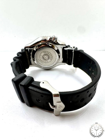 Citizen Promaster NY0040-09W — Vista posteriore fondello con logo Promaster e fibbia logata Citizen