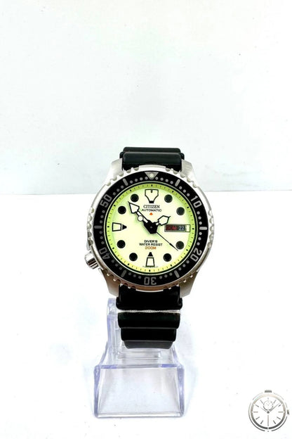 Citizen Promaster NY0040-09W — Vista frontale su espositore