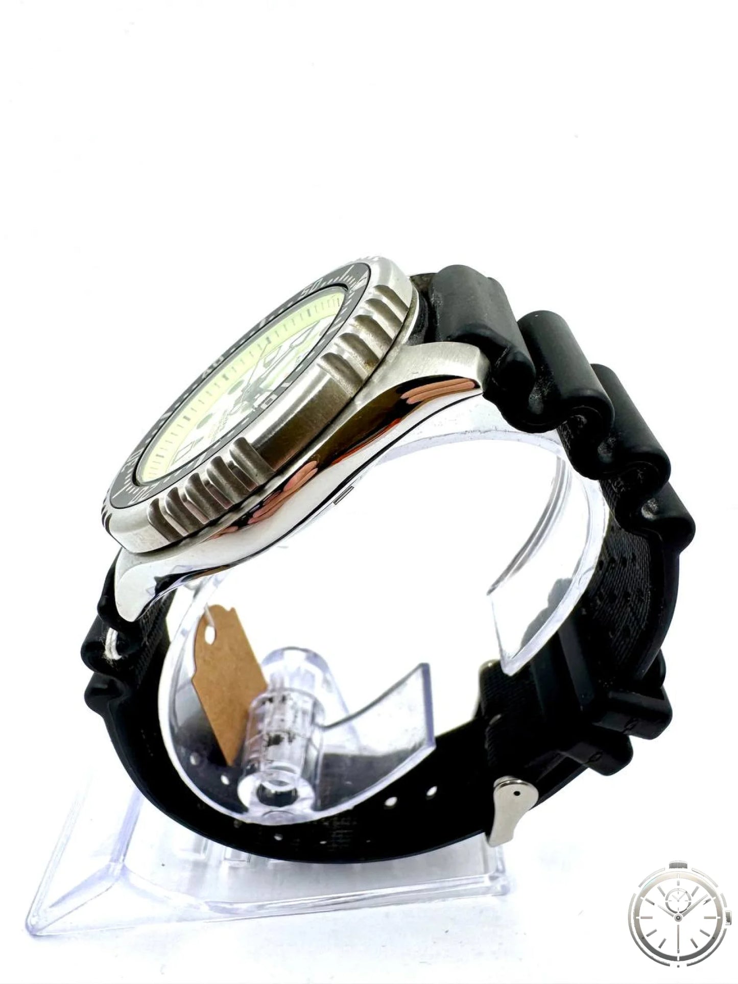 Citizen Promaster NY0040-09W — Vista laterale sinistra con cinturino gomma e tag originale Citizen