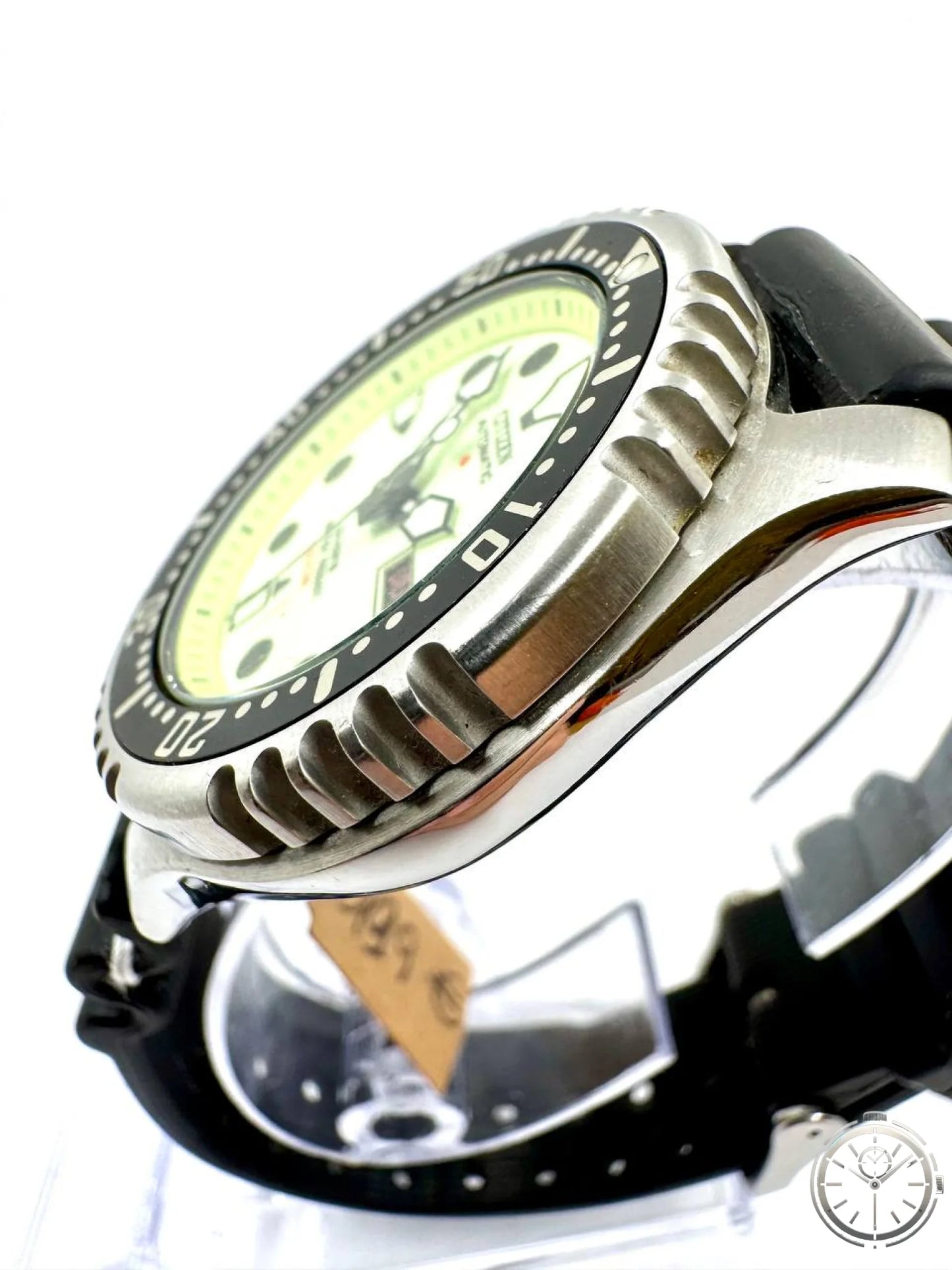 Citizen Promaster NY0040-09W — Vista laterale destra con spallini protezione corona e tag originale