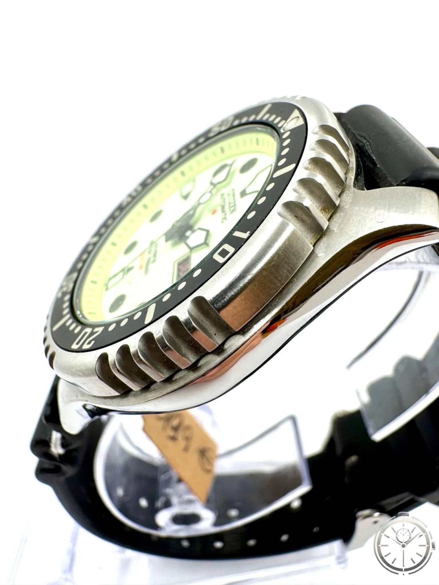 Citizen Promaster NY0040-09W — Vista laterale destra con spallini protezione corona e tag originale