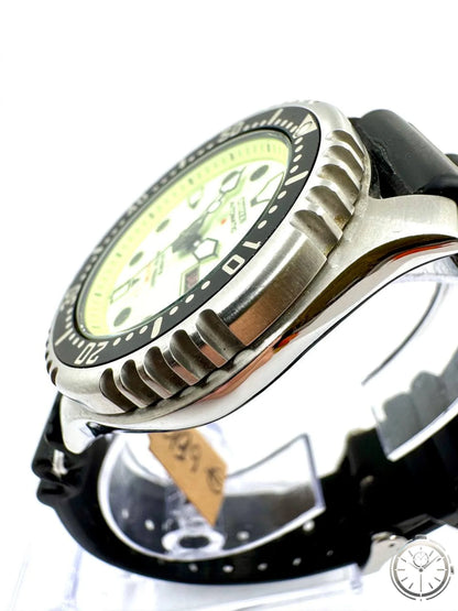 Citizen Promaster NY0040-09W — Vista laterale destra con spallini protezione corona e tag originale