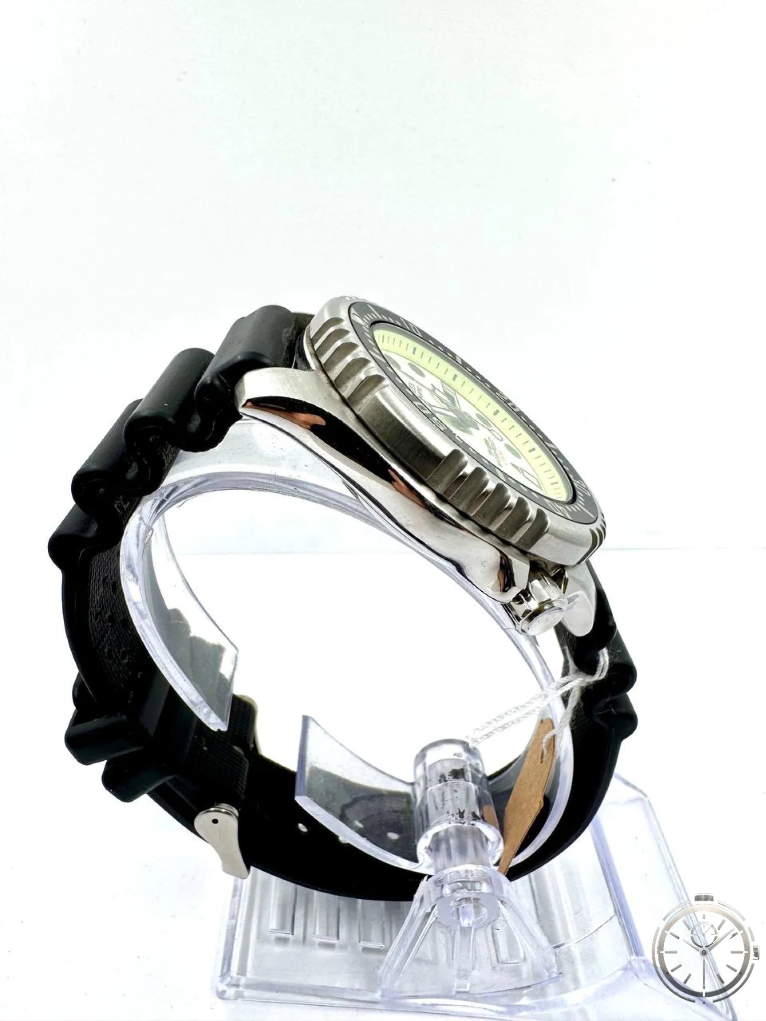 Citizen Promaster NY0040-09W — Vista laterale con cinturino gomma originale a texture onde